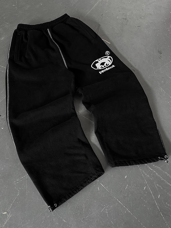 Solid-colored sweatpants with vintage print