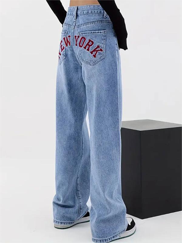 Baggy boyfriend jeans with an embroidered motif on the back