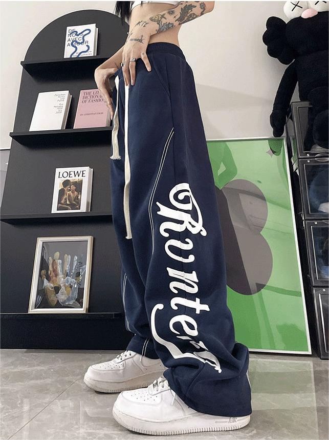 Old school baggy sweatpants with seams and logo design