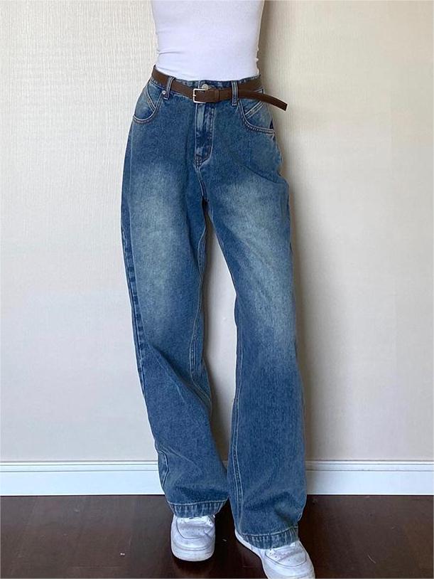 Vintage blue boyfriend jeans with a washed look