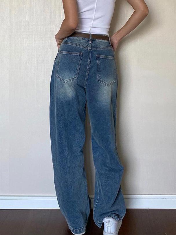 Vintage blue boyfriend jeans with a washed look