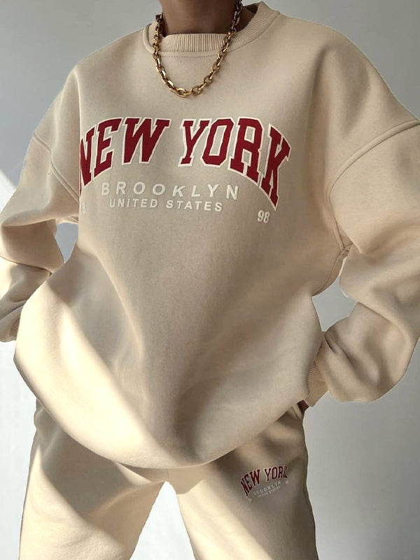 Vintage pullover sweatshirt with contrasting colors and letter print