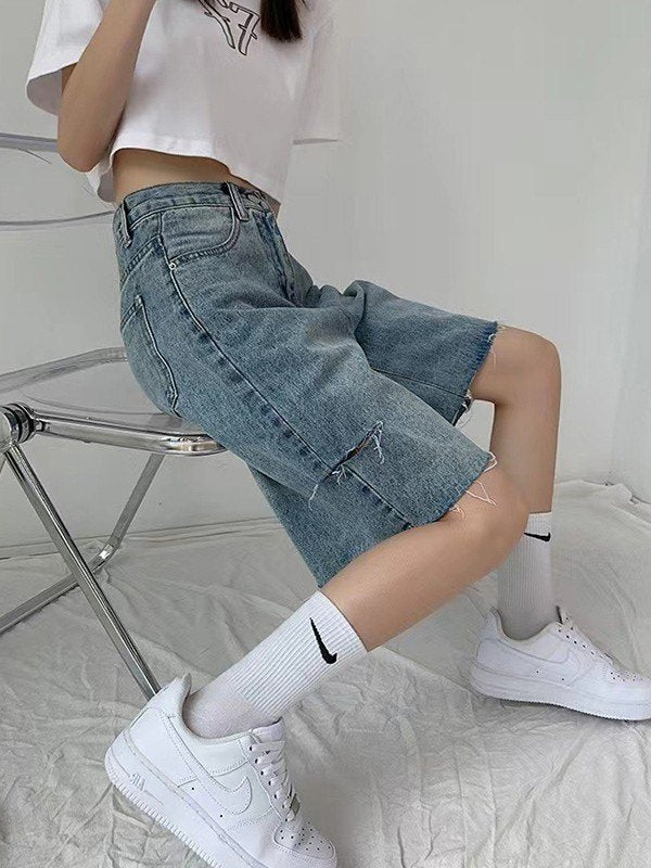 Knee-length denim shorts with raw hem